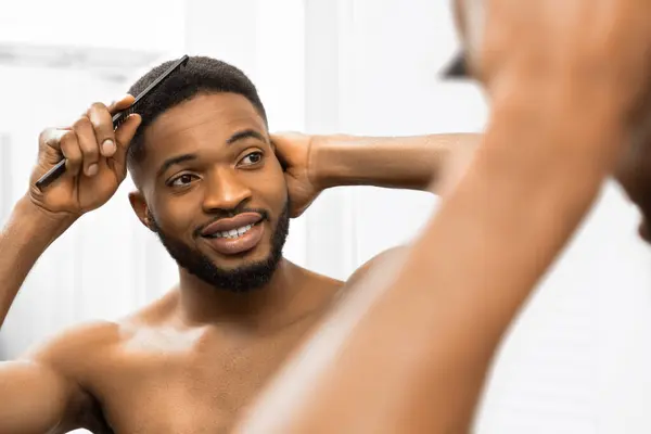 Hombre Afro Sonriente Con Torso Desnudo Peinando Pelo Mirando Espejo —  Fotos de Stock