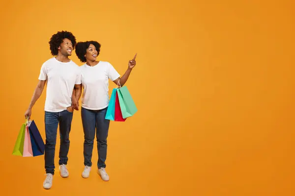 Heyecanlı Genç Siyah Çift Birlikte Alışveriş Yapıyor Reklam Için Boş — Stok fotoğraf