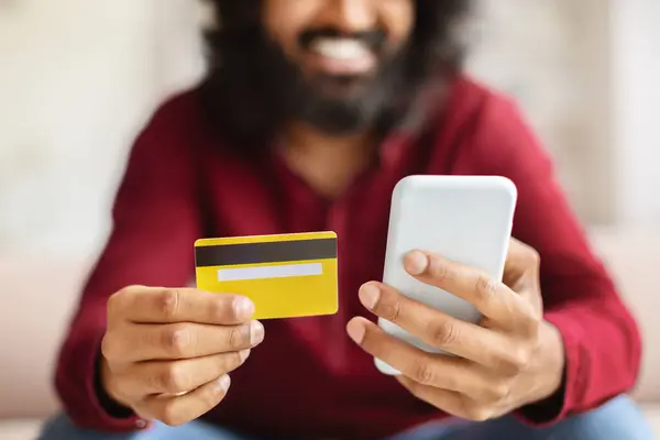 Gehakt Van Bebaarde Man Met Smartphone Creditcard Bank Thuis Betalen — Stockfoto