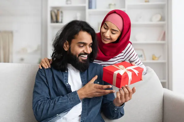 Αγαπώντας Μουσουλμάνα Γυναίκα Έκπληξη Σύζυγός Της Δώρο Στο Σπίτι Χαιρετώντας — Φωτογραφία Αρχείου