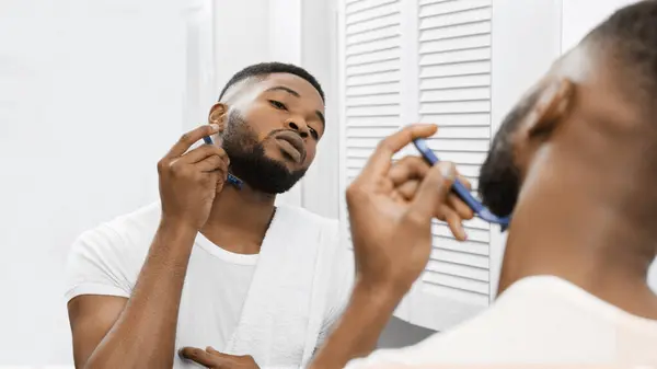 Afro Adam Banyoda Aynaya Bakarak Sakalını Tıraş Mans Sabah Rutin — Stok fotoğraf