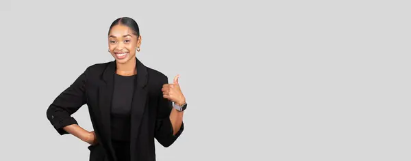 Işıl Işıl Gülümseyen Parlak Siyah Takım Elbiseli Onay Başarıyı Sembolize — Stok fotoğraf