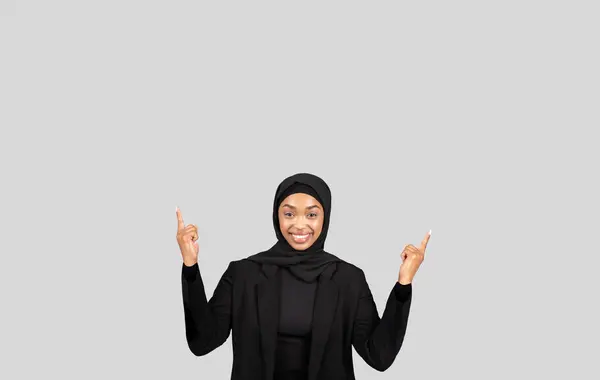 Empresária Afro Americana Milenar Dinâmica Alegre Traje Hijab Negócios Aponta — Fotografia de Stock