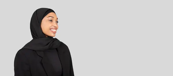 Empresária Afro Americana Confiante Hijab Tradicional Blazer Preto Olha Para — Fotografia de Stock