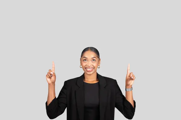 Eliyle Gülümseyen Yukarıyı Gösteren Parlak Siyah Ceketli Iyimser Afrikalı Amerikalı — Stok fotoğraf