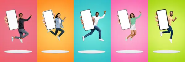 Increíble Oferta Grupo Personas Diversas Saltando Con Teléfono Inteligente Blanco — Foto de Stock