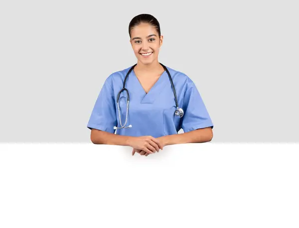 Europeisk Tusenårig Kvinnlig Läkare Med Ett Vänligt Leende Klädd Blå — Stockfoto