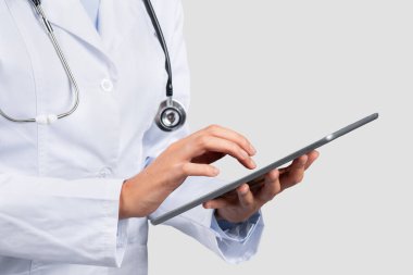 Milenyum Kafkasyalı profesyonel doktor tablet kullanır, arka planda sohbet eder, kesilir. Tıbbi sağlık uygulaması ve aygıt çevrimiçi, atama, dijital muayene