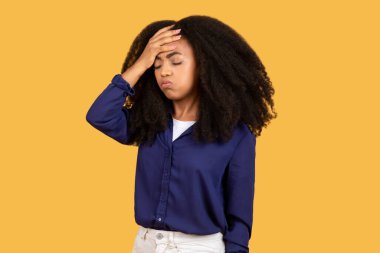 Başı ağrıyan, ateşi olan, sarı arka planda kötü hisseden siyahi bir kadın. Hastalık ve sağlık sorunları kavramı