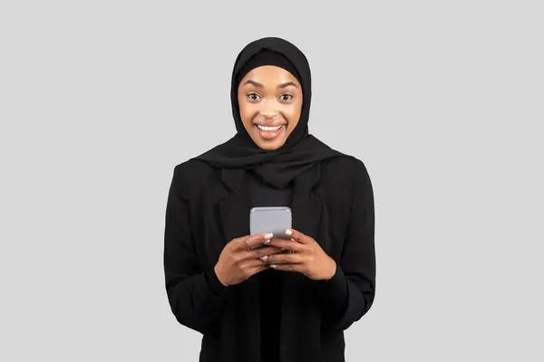 Sorridente Sorpreso Millenaria Signora Nera Hijab Chatta Smartphone Nei Social — Foto Stock