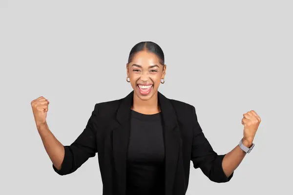Neşeli Afro Amerikan Kadını Neşeli Bir Ifadeyle Mutlu Yumrukları Zaferle — Stok fotoğraf