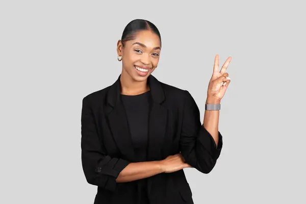 Çekici Mutlu Afro Amerikan Kadını Güler Yüzlü Bir Şekilde Barış — Stok fotoğraf