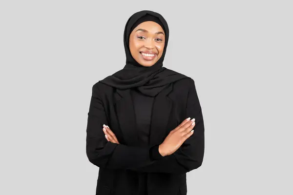 Empresária Afro Americana Com Sorriso Brilhante Usando Hijab Blazer Preto — Fotografia de Stock