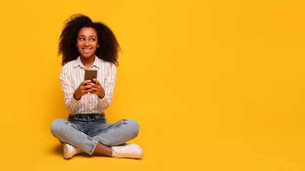 Mulher Afro Americana Alegre Com Cabelo Encaracolado Usando Seu Smartphone — Fotografia de Stock