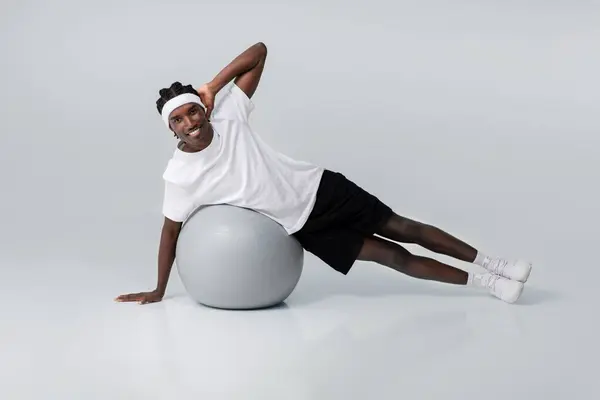 Улыбающийся Чёрный Мужчина Занимающийся Боковой Доской Спортивном Мяче Мотивированный Молодой — стоковое фото