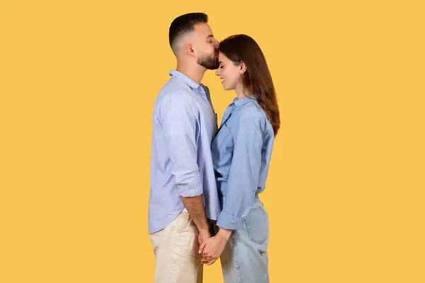 Romantyczna Para Oczami Zamkniętymi Czułym Pocałunku Czole Wyrażająca Uczucie Miłość — Zdjęcie stockowe