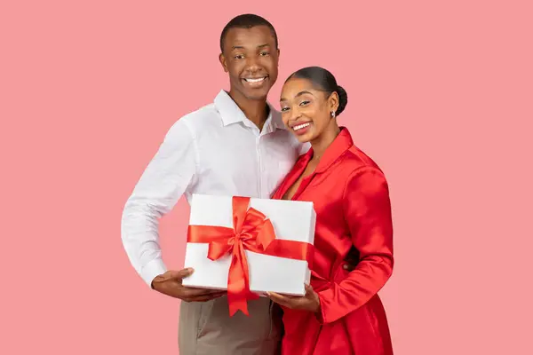 Lächelndes Schwarzes Paar Teilt Den Glücklichen Moment Als Sie Weiße — Stockfoto