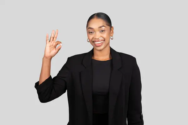 Işıl Işıl Gülümseyen Afrikalı Amerikalı Kadını Açık Gri Arka Plan — Stok fotoğraf
