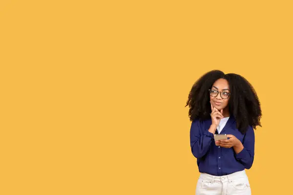 Nachdenkliche Junge Schwarze Frau Mit Lockigem Haar Und Brille Smartphone — Stockfoto