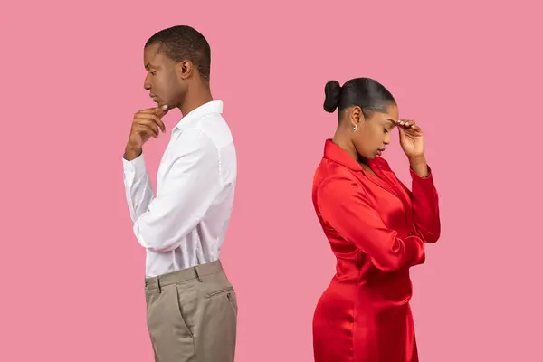 Hombre Negro Reflexivo Mujer Contemplativa Ambos Pie Espalda Con Espalda —  Fotos de Stock