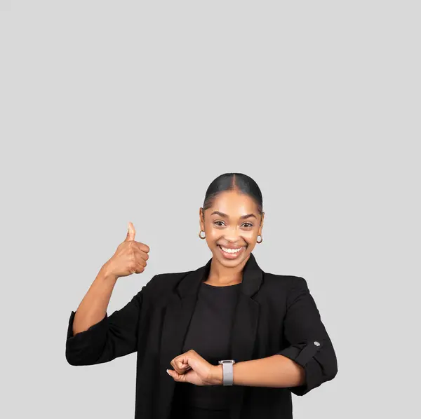 Siyah Ceketli Gülümseyen Afrikalı Amerikalı Kadını Onay Başarı Olumlu Geri — Stok fotoğraf