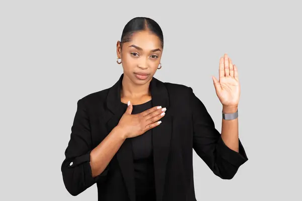 Sincere Afroamerikanska Affärskvinna Gör Ett Löfte Eller Svär Med Höger — Stockfoto