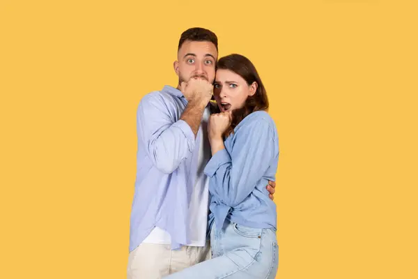 Jeune Couple Startled Tenue Décontractée Avec Homme Couvrant Bouche Les — Photo