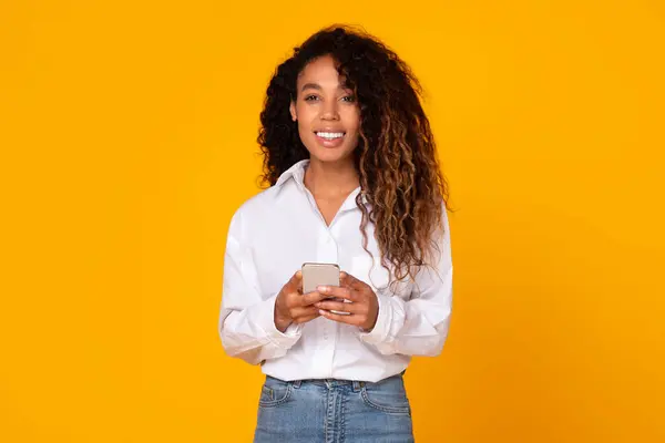 Happy Afro Amerikaanse Vrouw Houdt Haar Mobiele Telefoon Websurfen Het — Stockfoto