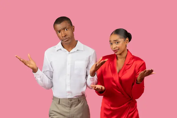 Puzzled Black Couple Shrugging Shoulders Uncertain Expressions Man Woman Holiday — Stock Photo, Image