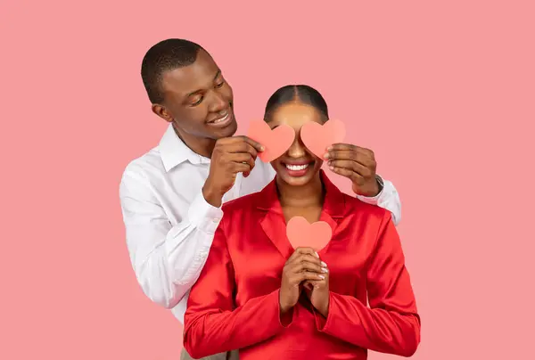 Glimlachende Zwarte Man Verrast Zijn Partner Door Haar Ogen Speels — Stockfoto