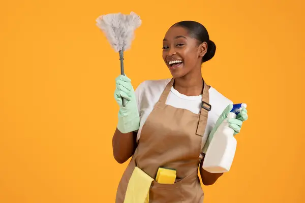 Neşeli Afrikalı Amerikalı Kadın Temizlikçi Duster Deterjan Spreyi Stüdyodaki Sarı — Stok fotoğraf