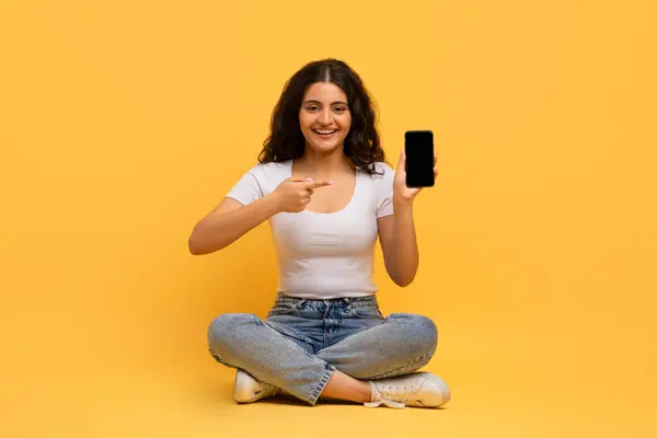 Bom Aplicativo Móvel Educacional Estudar Online Alegre Atraente Encaracolado Jovem — Fotografia de Stock