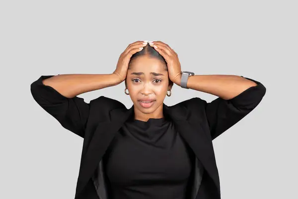 Stressad Olycklig Afroamerikansk Affärskvinna Formell Klädsel Med Händerna Huvudet Och — Stockfoto