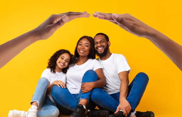 Liefde Zorg Ondersteuning Glimlachende Zwarte Ouders Poseren Met Hun Lachende — Stockfoto