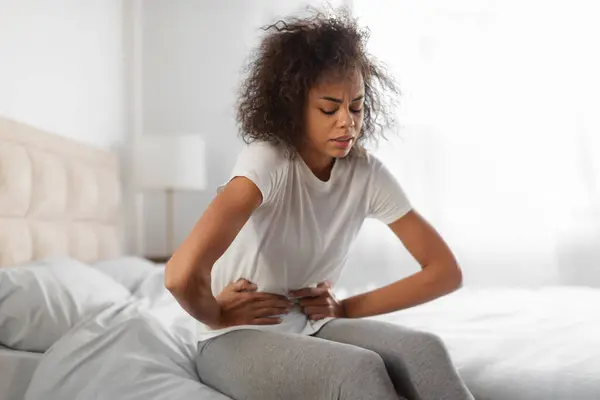 Bauchschmerzen Unzufriedene Schwarze Frauen Die Ihren Schmerzenden Bauch Berühren Schmerzhafte — Stockfoto