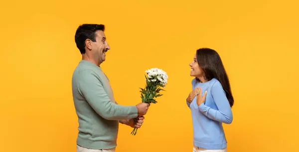 Lächelnde Ältere Europäische Ehemann Geben Blumenstrauß Überraschte Frau Isoliert Auf — Stockfoto