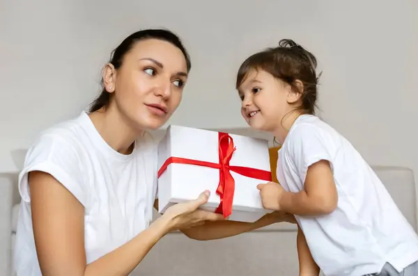 Überraschungsgeschenk Aufgeregt Mutter Und Kleine Tochter Schütteln Wrapped Box Mit — Stockfoto