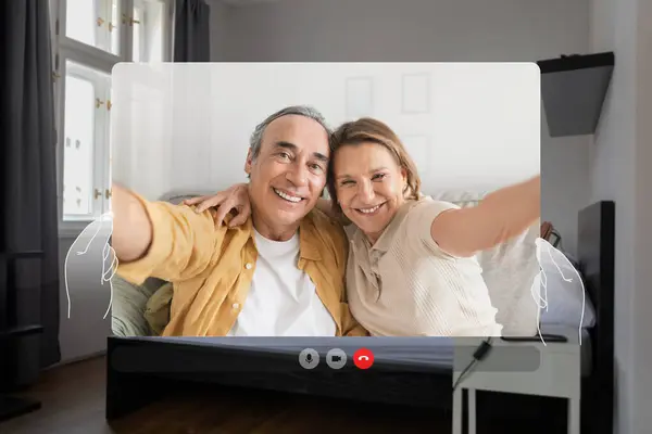 Avrupalı Yaşlı Çiftin Kameraya Gülümseyen Kapalı Mekanı Arayan Video Ekranı — Stok fotoğraf