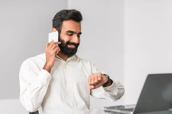 Cheerful Indian Businessman White Shirt Multitasks Smiling Phone Conversation While — Stock Photo, Image