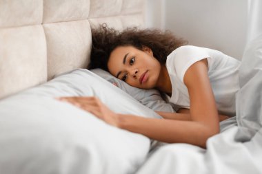 Ayrılık Depresyonundan sonra. Hüsrana uğramış, boş yastığa dokunan siyahi kadın evde boşandıktan sonra tek başına yatakta yatıyor. Yalnızlık ve ayrılık kavramı. Seçici Odaklanma