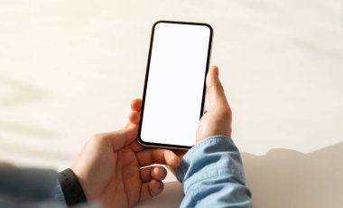 Milenyum Kafkasyalı adam cep telefonunu boş ekranla, işle, çalışmayla ya da kafede internet iletişimiyle tutuyor. Web sitesi, blog ve uygulama önerisi, kapatın