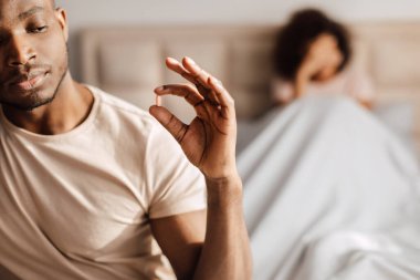 Genç siyahi bir adam yatakta karısıyla birlikte iktidar hapı alıyor ve sertleşme sorununu çözüyor. Cinsellik ve iktidarsızlık sorunlu tıbbi tedavi. Seçici odak