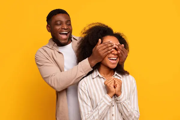 Fröhliches Afroamerikanisches Paar Freizeitkleidung Mann Verdeckt Frauenaugen Für Freudige Überraschung — Stockfoto