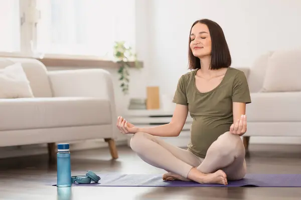 Fridfull Förväntansfull Kvinna Engagerar Sig Yoga Session Sitter Och Mediterar — Stockfoto