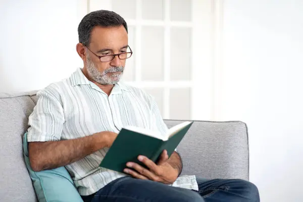 Starší Muž Odpočívá Knihou Užívá Klidné Čtení Volný Čas Sedí — Stock fotografie