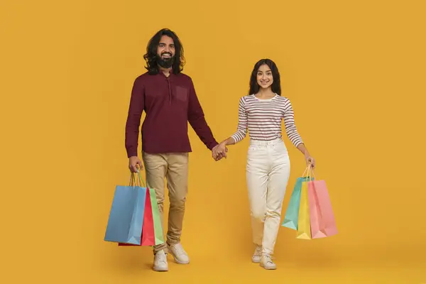 Pozitif Genç Hintli Erkek Kadın Ele Tutuşuyor Renkli Alışveriş Çantaları — Stok fotoğraf