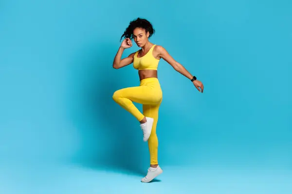 Afroamericano Fitness Signora Activewear Esecuzione Cardio Allenamento Concentrato Forma Saltando — Foto Stock