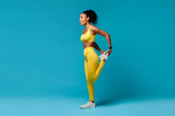 Donna Nera Giallo Abbigliamento Sportivo Riscaldamento Stretching Muscoli Delle Gambe — Foto Stock