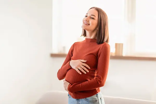 Relaxed Expectant Lady Standing Her Living Room Home Smiles She — Stock Photo, Image