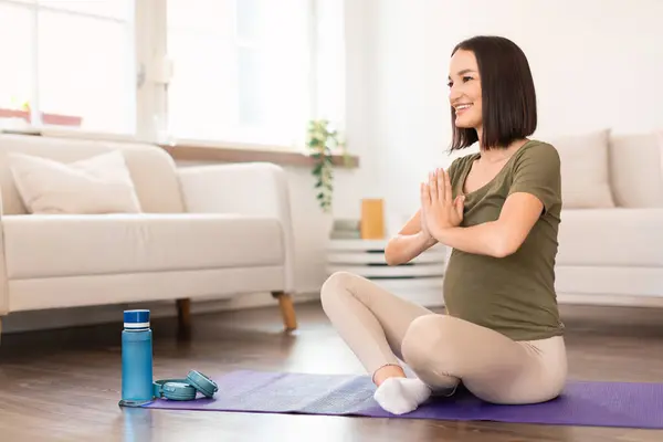 Mujer Embarazada Disfrutando Sesión Yoga Prenatal Meditación Pacífica Casa Sentada — Foto de Stock